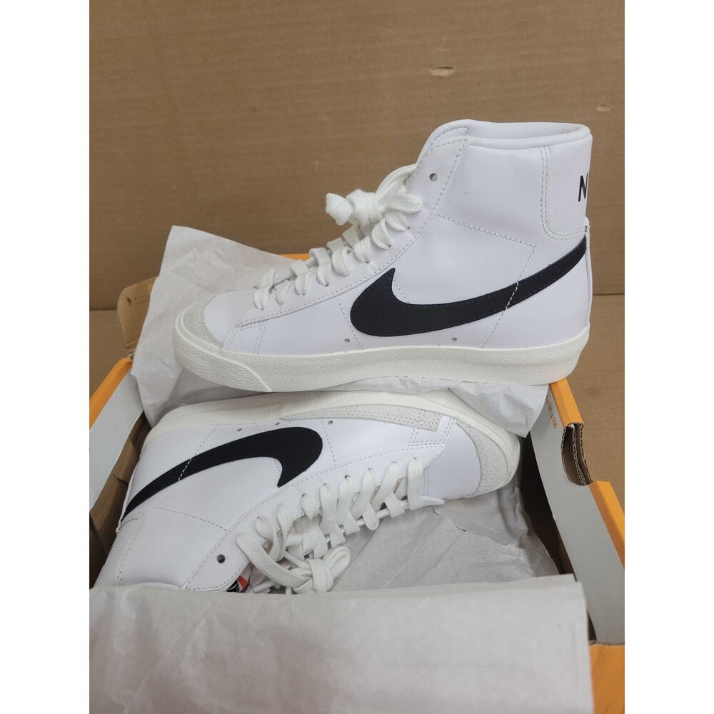 NWT Nike Women’s Basketball Shoes White/Black Size 6